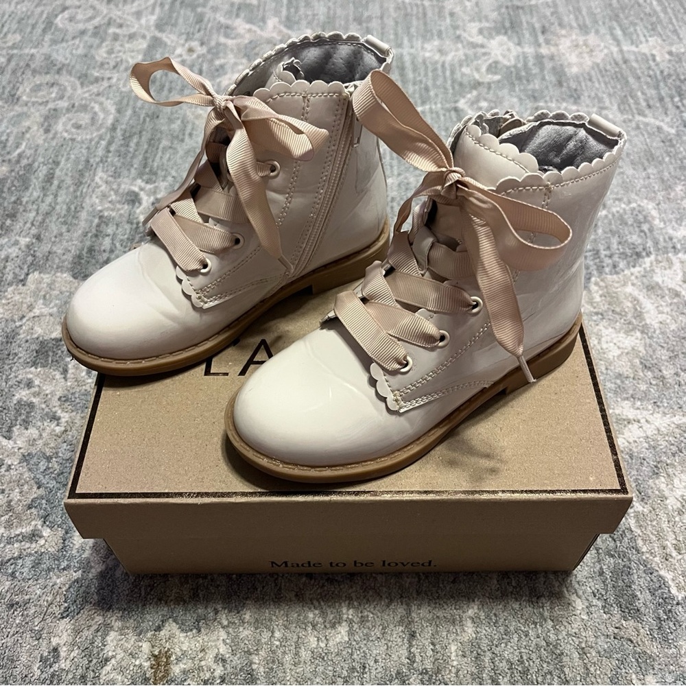 L’Amour Josephine Scallop Boot Patent Leather Cream Sz 10 Inside Zipper Closure